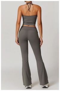 Vue arrière d'un débardeur de yoga gris dos nu et d'un pantalon évasé fit