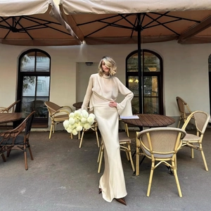 Ensemble chic haut en satin champagne à col montant et jupe longue assortie pour femme