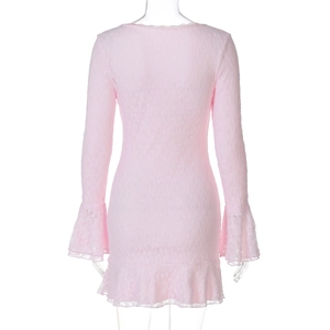 Vue détaillée de la robe en dentelle rose avec manches cloche et ourlet à volants