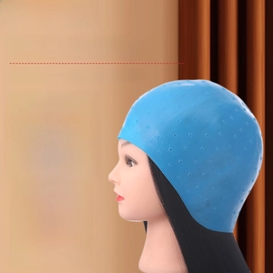 Bonnet de coloration en silicone bleu perforé sur mannequin pour balayage professionnel des cheveux