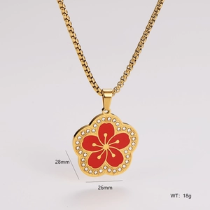 Detail of gold star flower pendant showing 28mm height and 26mm width dimensions