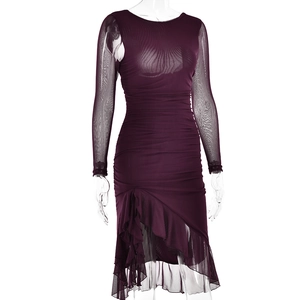 Détails de la robe moulante violet foncé avec manches en tulle et ourlet volanté