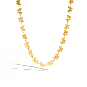 Dettaglio della collana in acciaio inossidabile dorato 18K con maglie a farfalla su bianco
