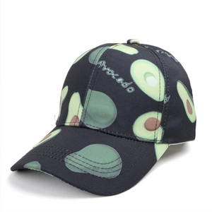 Detailansicht einer modischen Baseballkappe mit einem lebhaftem Avocado-Fruchtprint