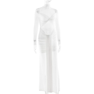 Détail de la robe en maille blanche avec encolure croisée et texture de tissu froncé chic