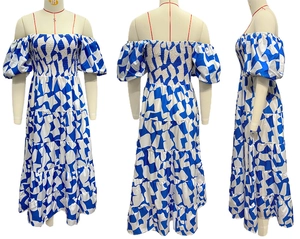 Viste multiple di un abito con spalle scoperte con stampe geometriche bianche e blu