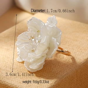 Macro detail of white woven flower ring showing dimensions 1.7cm and weight 9.6g