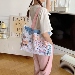 Détail du cabas en toile avec illustration de scène hivernale et anses roses pour femmes