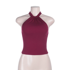Détail de la texture côtelée d'un crop top bordeaux à col licou et coupe slim