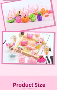 Gros plan de bagues roses pour enfants en plastique avec motifs de fruits et gâteaux