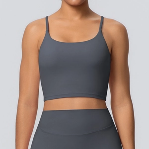Détail du haut de yoga long gris mat extensible et du legging de sport taille haute