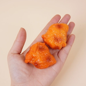 Realistisches Brathähnchen-Nugget-Lebensmittelmodell, zur Größenanzeige in der Hand gehalten