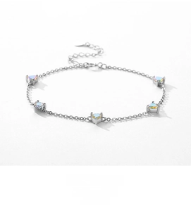 Dettaglio del bracciale in argento con pietre a cuore iridescenti e chiusura a moschettone
