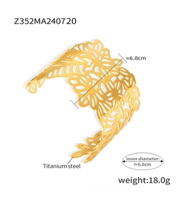 Détail montrant les dimensions du bracelet ajouré à fleurs en acier titane plaqué or 18k