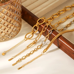 Détail de quatre bracelets en acier inoxydable plaqué or 18K avec chaînes d'extension