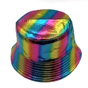 Détail du revêtement métallique arc-en-ciel sur bob avec finition réfléchissante irisée