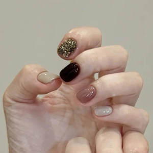 Faux Ongles Carrés Courts Brillants Caramel Marron Foncé Beige Rose Paillettes Dorées Couleur Contraste Chic Élégant