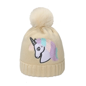 Berretto in maglia beige con ricamo unicorno e pompon soffice per calore invernale