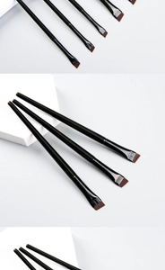 Sehr dünner angewinkelter Eyelinerpinsel Detailaufnahme für präzises Augen-Make-up.