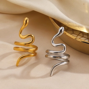 Bague serpent ethnique en finitions or et argent sur plateau en soie élégant