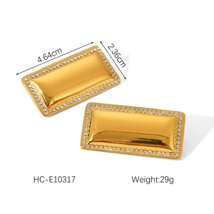 Detail view of 18K gold plated stainless steel rectangle earrings with size 4.64x2.36cm