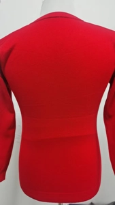 Detaillierte Rückansicht eines roten V-Ausschnitt-Strickpullovers aus feiner Wollmischung