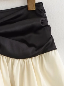 Detail von Colorblock-Kleid mit Taillenfalten und verdecktem Seitenreißverschluss