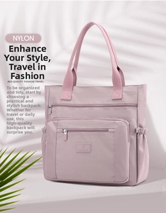 Détail du sac fourre-tout en nylon rose avec poches zippées et compartiments latéraux