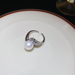 Détail macro de la bague serpent en argent avec grande perle et accents de zircone brillants