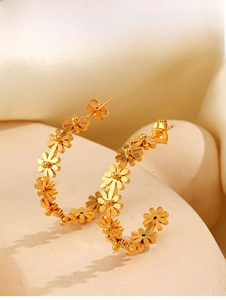 Détail de boucles d'oreilles marguerite en C plaqué or 18 carats avec fleurs à 5 pétales