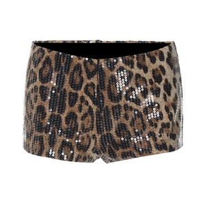 Détail du short à paillettes imprimé léopard avec une texture métallique brillante