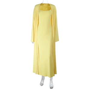 Détail de la robe longue en tricot jaune et du cardigan assorti sur un mannequin