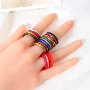 Bracciali glitterati colorati impilabili in varie tonalità su sfondo di seta morbida