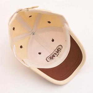 Vue intérieure détaillée de la casquette bicolore pour enfant avec coutures à six panneaux