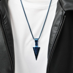 Nahaufnahme eines blauen Titanstahl Pfeilanhängers mit Perlenkette an einem männlichen Model
