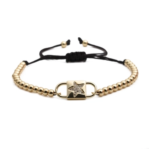 Bracelet ajustable en cordon noir avec pendentif carré étoile doré et pierres en zircone