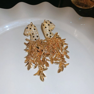 Detailansicht der goldenen Leoparden-Ohrringe mit glitzernden Strasssteinen und Quasten