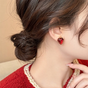 Pendientes de fresa roja para mujer con detalles realistas de semillas doradas