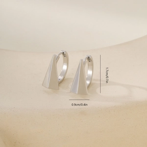 Détail de boucles d'oreilles triangle argentées, hauteur 1,7 cm et largeur 0,9 cm