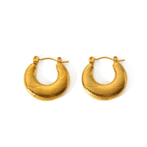 Vue détaillée de créoles en forme de U en acier inoxydable doré 18K avec texture spirale