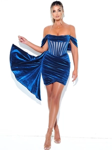 Détail de robe en velours bleu roi avec taille corsetée et drapé latéral élégant