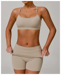 Détail de l'ensemble de yoga beige avec brassière fine et short taille haute replié