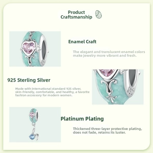 Détail du charm lapin de Pâques en argent S925 avec émail vert et zircon rose en cœur