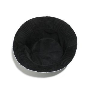 Détail du bob à motif musical montrant la doublure noire et les coutures renforcées