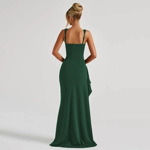 Détail d'une robe longue dos nu vert émeraude avec décoration à volants élégante