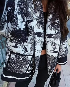 Detail van de monochrome Toile de Jouy jungleprint op dit stijlvolle dames bomberjack