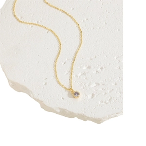 Minimalistische 14K vergoldete Halskette mit einem runden violetten Zirkonia-Anhänger