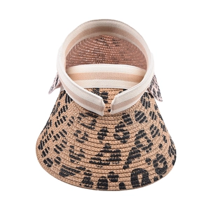 Visera de paja con estampado de leopardo y banda elástica para mujer en la playa