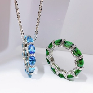 Elegant 925 silver jewelry set with blue sapphire pendant necklace and green emerald ring