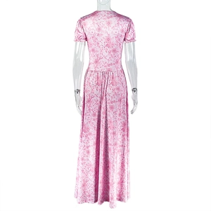 Vue arrière de la robe longue fleurie rose avec taille haute sur un mannequin blanc